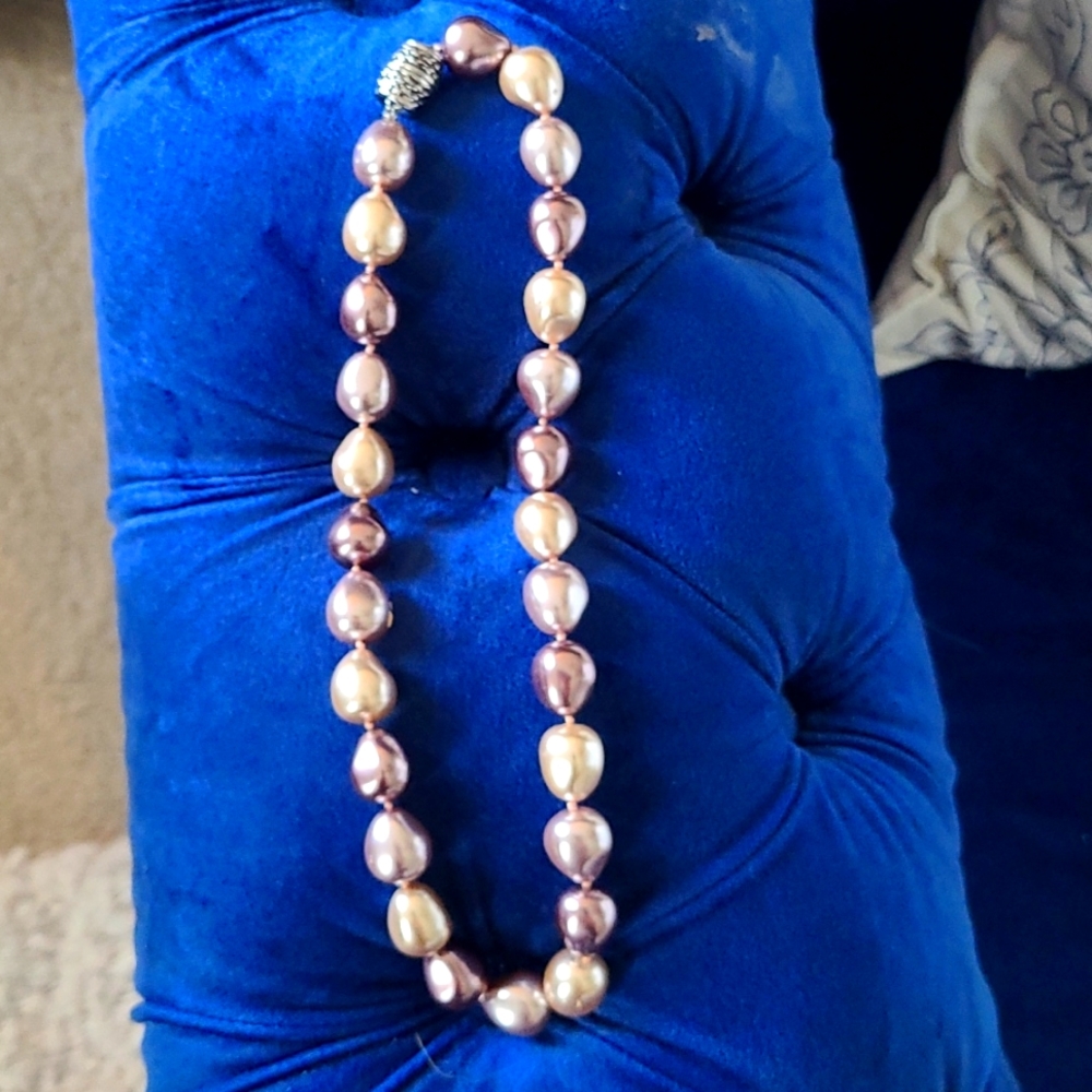 Premier Designs magnetic closure pearlescent necklace